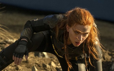 Scarlett Johansson ruiva, cabelo trançado e armaduras pretas