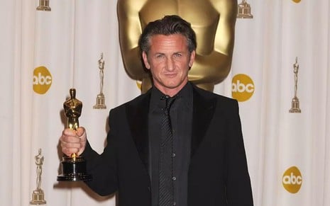 Sean Penn com a estatueta do Oscar 2012