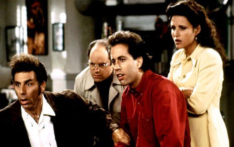 Michael Richards, Jason Alexander, Jerry Seinfeld e Julia Louis-Dreyfus em cena de Seinfeld