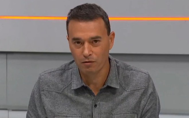 Imagem de André Rizek apresentando o Seleção SporTV