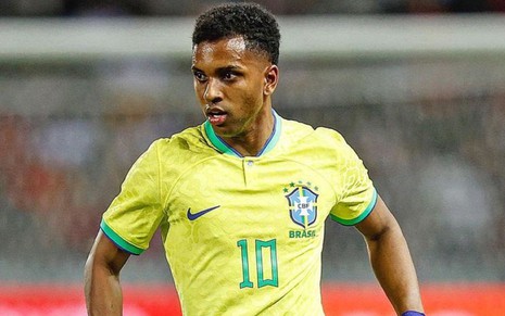 Rodrygo usa uniforme verde e amarelo da Seleção Brasileira em jogo amistoso