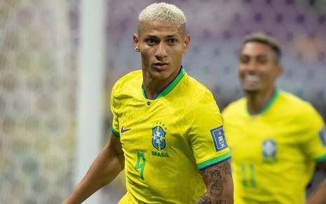 Richarlison, da Seleção Brasileira, veste uniforme amarelo com detalhes verdes e azuis