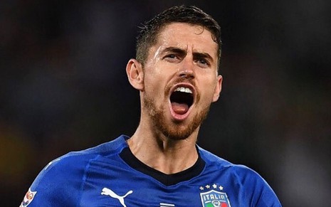 Jogador Jorginho, da seleção italiana, grita ao comemorar gol e veste uniforme azul durante partida