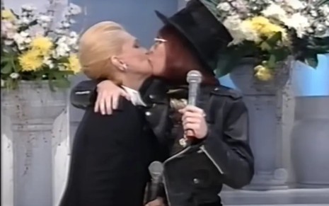 Hebe Camargo e Rita Lee trocam beijo no programa Hebe, em 1997, no SBT