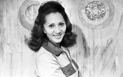 A atriz Dorinha Duval em Selva de Pedra (1972), sorrindo, cabelo com laquê