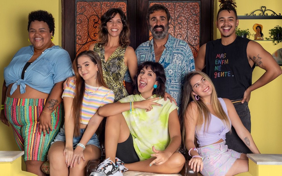 Primeira imagem divulgada do elenco de Sem Filtro; na foto estão os protagonistas da série e integrantes da família Menezes na trama