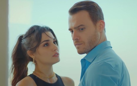 Imagem dos atores Hande Erçel e Kerem Bürsin na novela turca Sen Çal Kapimi