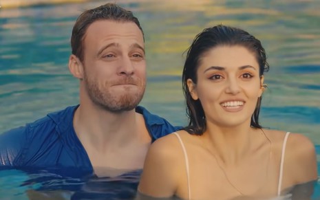 Imagem de Kerem Bürsin e Hande Erçel como Serkan e Eda na novela Será Isso Amor?