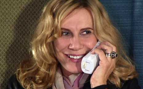 Renata Sorrah tem cara de louca e fala ao telefone em cena de Senhora do Destino