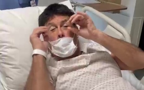 Sérgio Mallandro na cama de hospital enquanto se encaminha para cirurgia