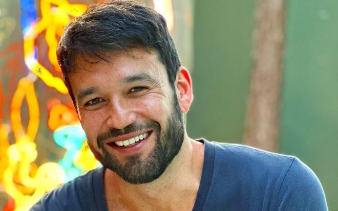 Sergio Marone está sorrindo em selfie publicada nas redes sociais