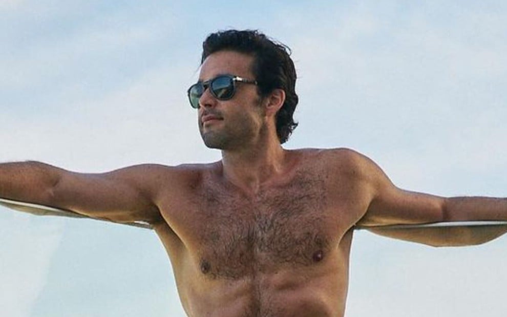 O ator Sergio Marone sem camisa em uma piscina