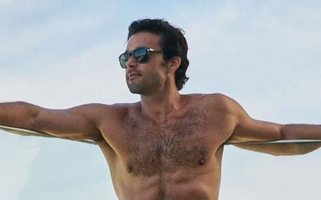O ator Sergio Marone sem camisa em uma piscina
