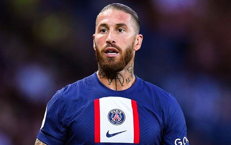 Sergio Ramos, do PSG, em campo pelo clube com uniforme azul com faixas vermelhas e branca