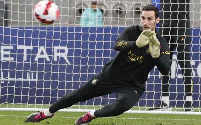 O espanhol Sergio Rico está no campo, defendendo uma bola