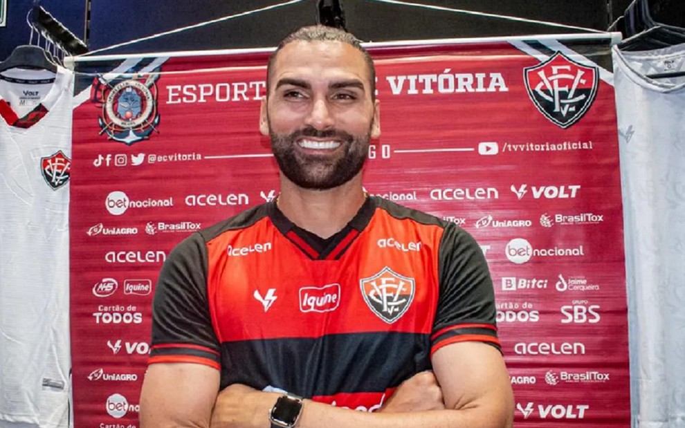 Léo Gamalho na apresentação do Vitória