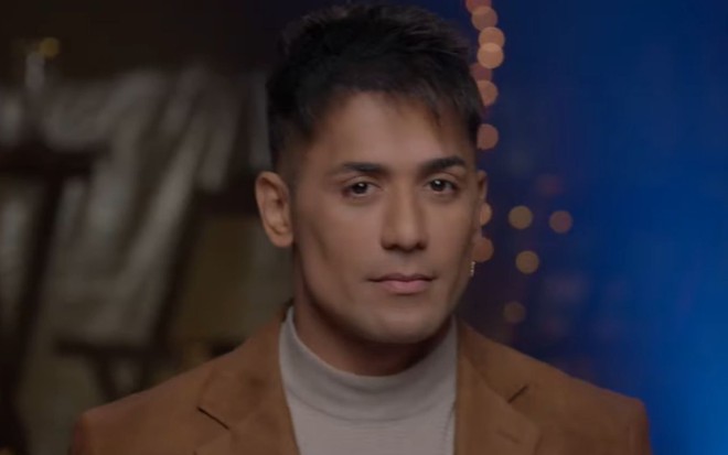 Imagem do sertanejo Tiago Piquilo no clipe Coração de Cabaré
