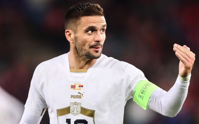 Dušan Tadić, da Sérvia, veste uniforme branco com detalhes dourados e pretos durante partida