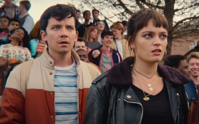 Imagem de Asa Butterfield (à esq.) e Emma Mackey em cena da 3ª temporada de Sex Education