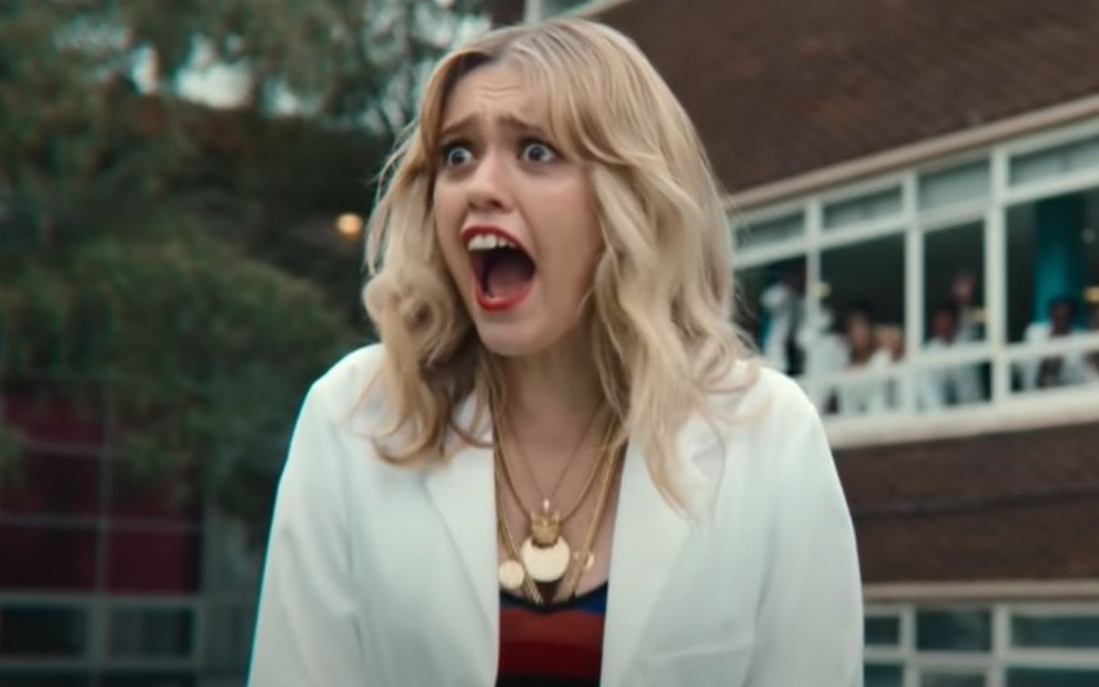 Aimee Lou Wood com a boca aberta e os olhos arregalados em cena da terceira temporada de Sex Education, série Netflix