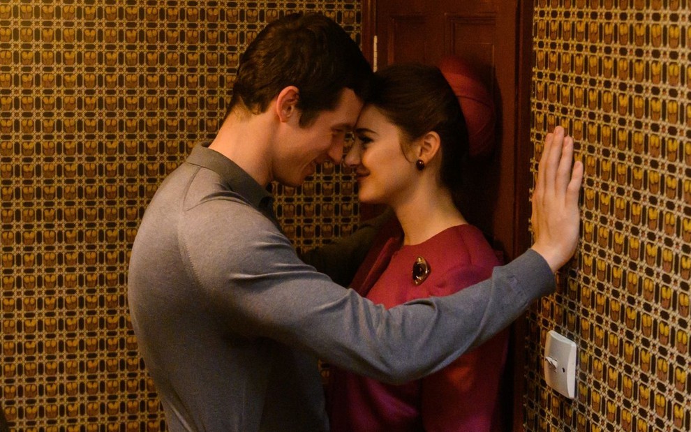 Anthony O'Hare (Callum Turner) e Jennifer Stirling (Shailene Woodley) estão com as testas encostadas e sorriem em cena do filme A Última Carta de Amor
