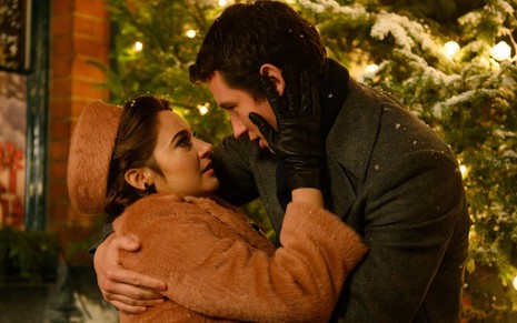 Jennifer (Shailene Woodley) coloca a mão no rosto de Anthony (Callum Turner) em cena de A Última Carta de Amor; os dois se olham com paixão