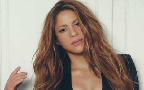 Shakira está com olhar sério e faz pose em campanha de perfumes