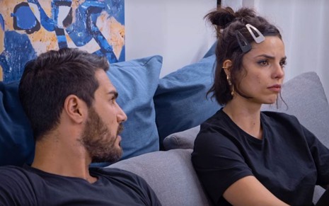Shayan Haghbinghomi olha para Ana Prado, que está com cara de choro no oitavo episódio de Casamento às Cegas Brasil