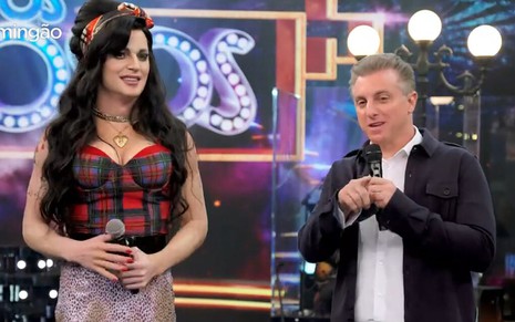 Fiuk caracterizado como Amy Winehouse ao lado de Luciano Huck no episódio de estreia do Show dos Famosos em 2021