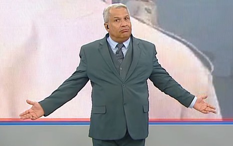 Sikêra Jr na RedeTV!, com um terno cinza e criticando um bandido em seu programa, uma parceria entre a RedeTV! e a TV A Crítica de Manaus