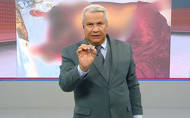 Sikêra Jr na RedeTV!, com um terno cinza e criticando um bandido em seu programa, uma parceria entre a RedeTV! e a TV A Crítica de Manaus