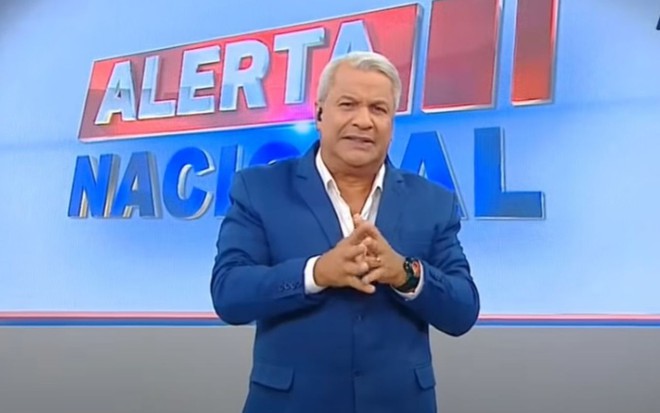 O apresentador Sikêra Jr no estúdio do programa Alerta Nacional, na RedeTV!