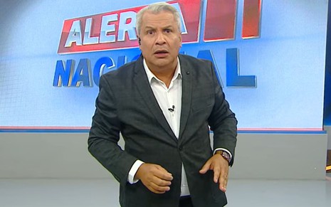 Sikêra Jr. no comando do Alerna Nacional, na RedeTV!, com expressão irritada