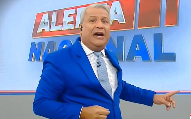 Sikêra Jr. faz careta no cenário do Alerta Nacional