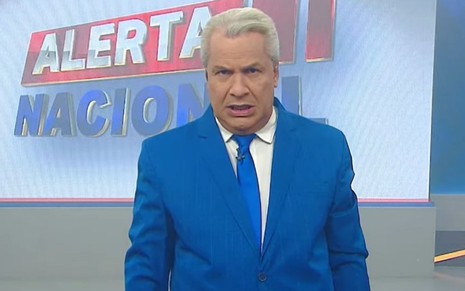 Sikêra Jr na RedeTV!, com um terno azul e criticando um bandido em seu programa, uma parceria entre a RedeTV! e a TV A Crítica de Manaus