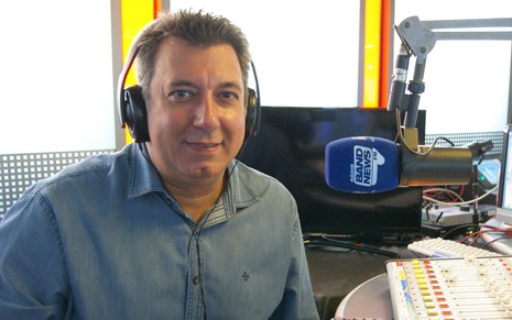 Silva Júnior nos estúdios da BandNews FM com uma camisa azul