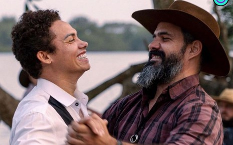 Silvero Pereira dança com Juliano Cazarré nos bastidores da novela Pantanal
