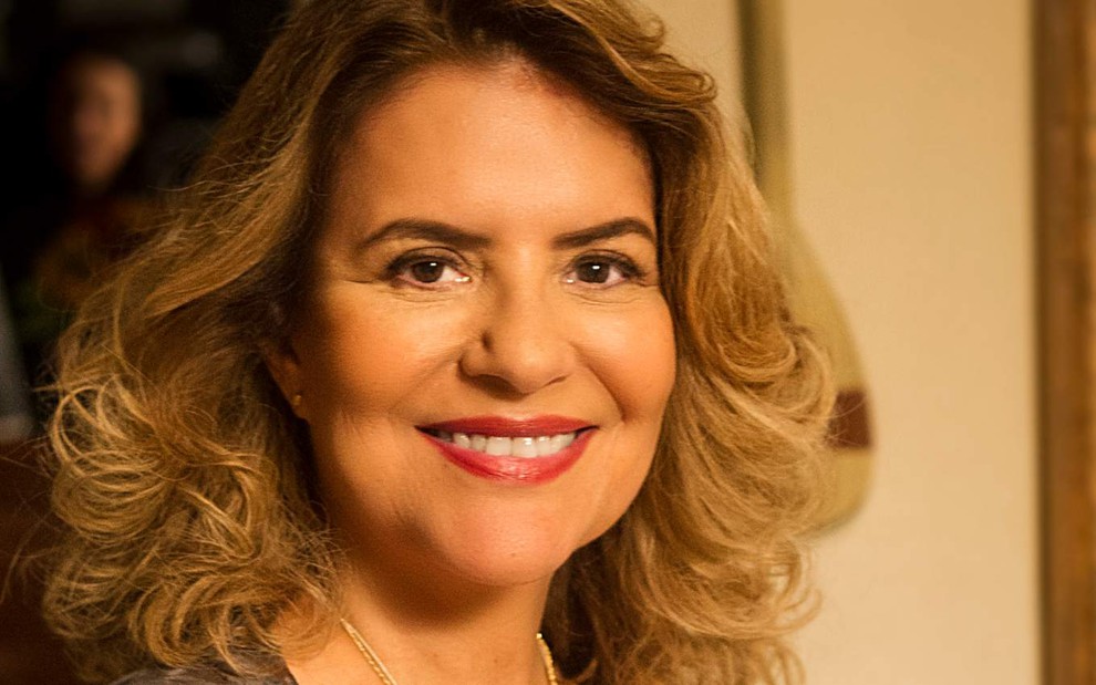 A atriz Silvia Bandeira sorrindo, com cabelos loiros, em foto em close