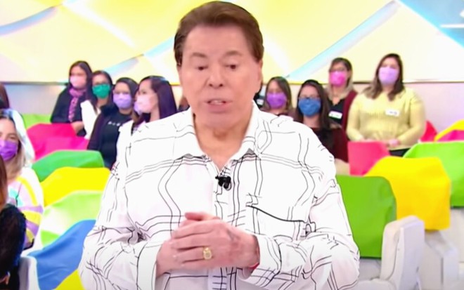 Silvio Santos usa pijama branco enquanto apresenta programa no SBT; ele não se aposentou