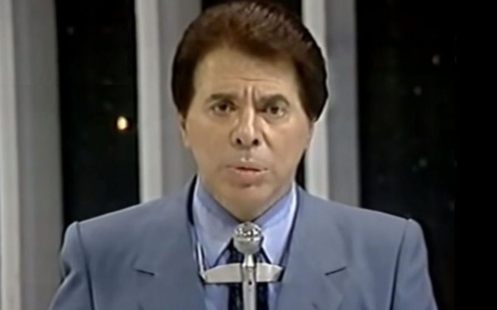 Silvio Santos usa terno no cenário do Show de Calouros (1977-1996) em 1988