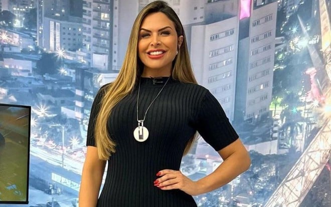 Silvye Alves com um vestido preto no cenário do Cidade Alerta Goiás