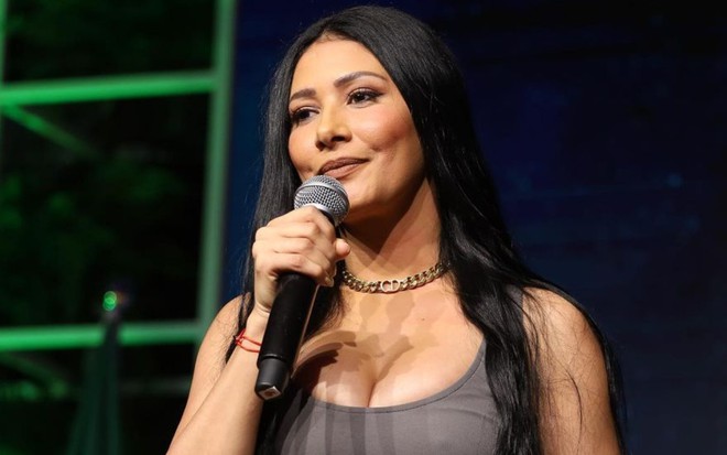 Simaria Mendes com microfone na mão em evento