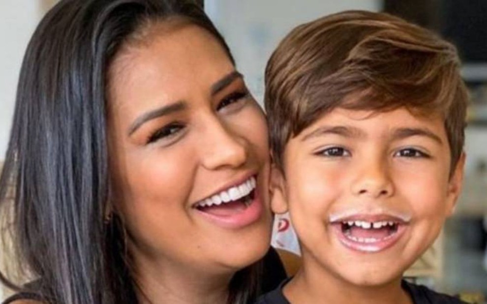 Simone, da dupla com Simaria, posa sorrindo ao lado do filho Henry, de 6 anos