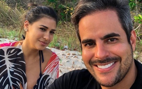 Simone Mendes e Kaká Diniz sorridentes em fotos na praia