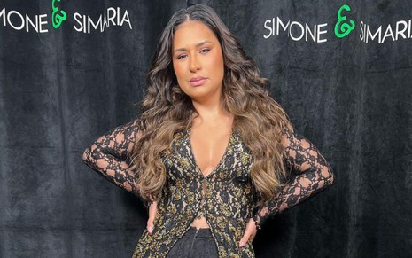 A cantora Simone posa com as mãos na cintura