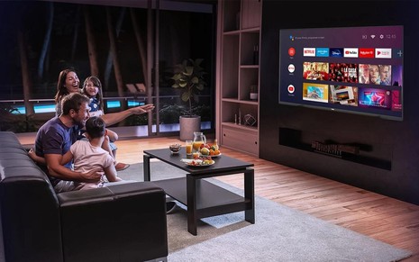 Família acessa menu de aplicativos da smart TV