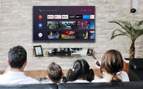 Família escolhe o que ver no menu da smart TV