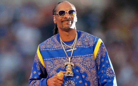 Snoop Dogg usa um agasalho azul com detalhes em amarelo no show do Super Bowl