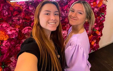 As gêmeas Sofia e Marina Liberato, filhas de Gugu Liberato (1959-2019), em selfie em frente a parede coberta por flores