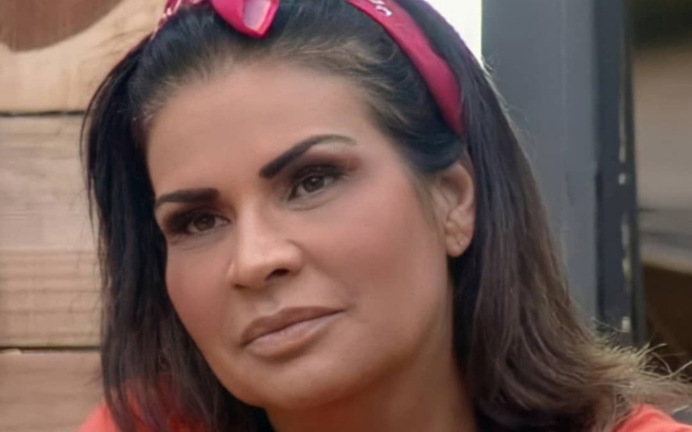 A ex-modelo Solange Gomes, com um olhar vago, em A Fazenda 13